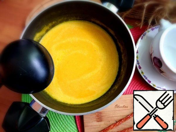 Now you need to puree the soup. Since I have a saucepan with a coating and in order not to spoil it with an immersion blender, I will pour the cooked vegetables into another bowl and puree. Then I will send it back to the saucepan, add a dollop of cream, bring the soup to a boil and remove it from the heat.