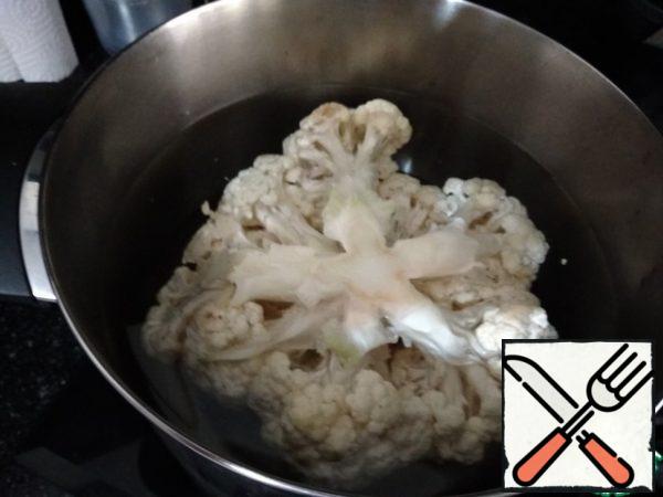 Cabbage is cleaned from the leaves and boiled until half cooked in salted water, it took me about 7 minutes. You can, as the author advises, add a slice of lemon to avoid the smell of cabbage.