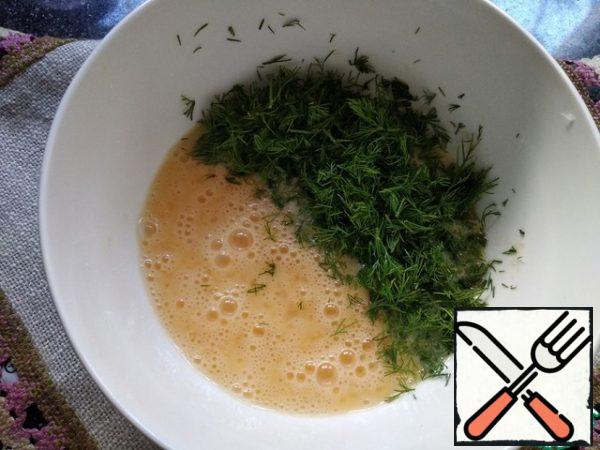 Beat the eggs, add salt, add chopped herbs. Pour in the cabbage, stir and simmer under the lid for a few minutes until tender.