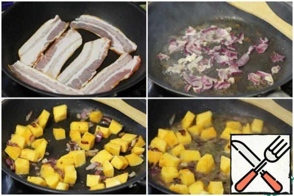 Fry the bacon in a dry pan and transfer to a paper towel.
In the melted fat, lightly fry the onion, add pieces of pumpkin.
Pour in dry white wine (so much that the bottom of the pan was covered with it), lemon juice, you can add a little water.
Season with pepper, thyme, if desired, you can add a little salt. Simmer until the liquid evaporates and you need the softness of the pumpkin.