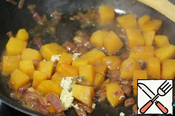 At the very end of cooking, add the garlic to the pumpkin, mix well and simmer for 10-20 seconds.