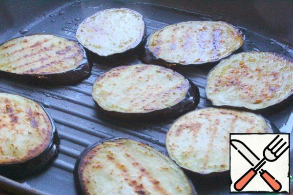 Grease both sides vegetable oil and fry on both sides in a grill pan.
Or grease on both sides, put on parchment and bake in the oven at 200 degrees.