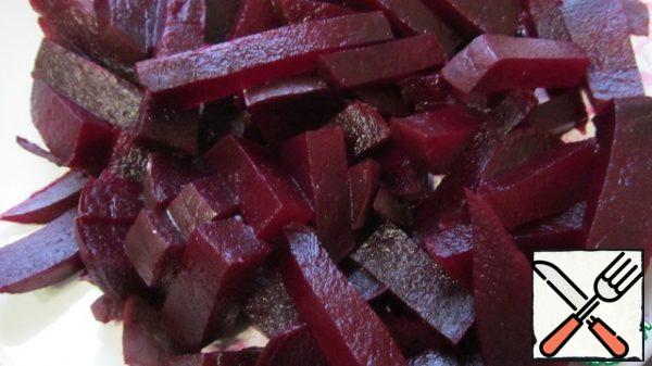 Boil the beets and let them cool. While the beetroot cools prepare the dressing:
Sunflower oil with the addition of olive oil is mixed with lemon juice, red hot pepper and fine salt.