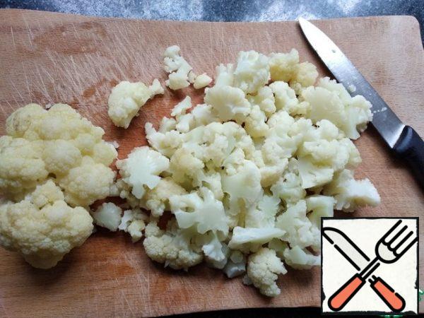Cool the cabbage and cut or disassemble into small inflorescences.