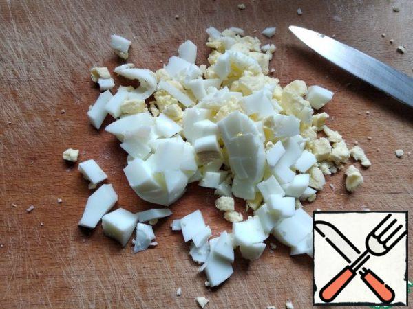 Cut the eggs into small cubes.