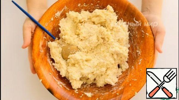 Boil the potatoes and egg and grate them on a fine grater. Chicken breast, too, boil and finely chop. Grate the cheese on a fine grater. Add mayonnaise and mix well.