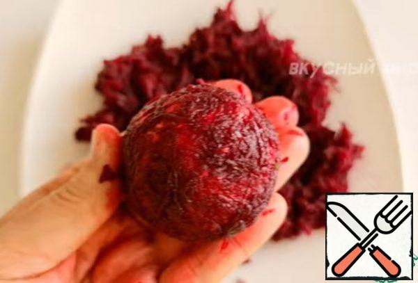 Roll the salad in the form of balls and roll each ball in carrots, greens and beets.