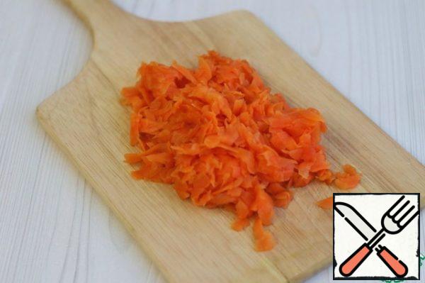 Carrots (1 pc.) boil, then chop or grate.
