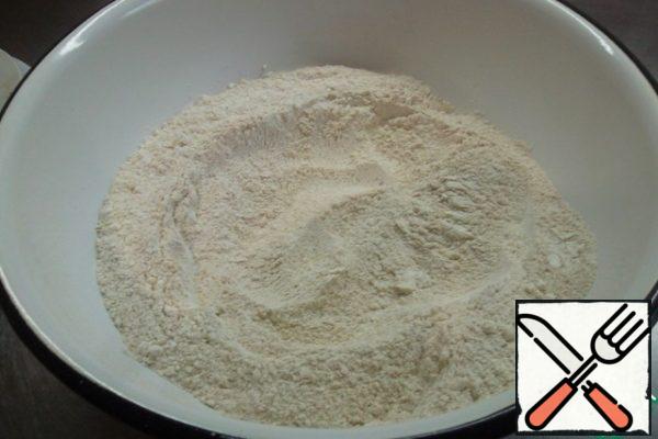Mix all the dry part in a bowl. Nuances: the flour must be sifted. Yeast - if dry, throw in flour, if pressed-dissolve in water. Salt - if small, send to the flour, if large-dissolve in water... I want to say a couple of letters for flour: all this recipe is "sharpened" for our average flour, which is available throughout the post-Soviet space. Not imported strong, not Italian for pizza. It is under our.