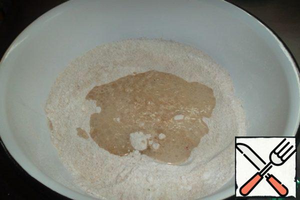 Pour in the water and knead the dough. Nuances: the water should be cold! At enterprises, there is a formula for calculating the water temperature depending on the temperature in the kitchen, the temperature of flour and several other indicators.. In the home kitchen, it is not even necessary. It is enough to know: in the summer, we cool the water in the freezer until an ice crust appears, in the fall and spring, we simply cool it...