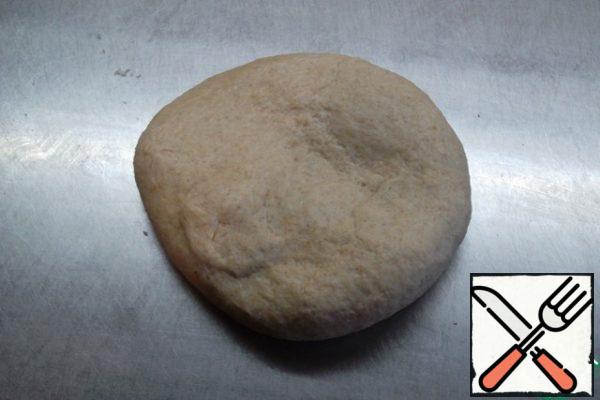 We cut the dough into the desired blanks. Nuances: Guys, you need to include math here. For a pizza with a diameter of 30 cm, a ball of dough in 260 g is enough. This is enough for a cook who knows how to stretch a side pizza on a flour mixture. For the "amateur" I can recommend 300 grams to start with... This pizza will be slightly thicker, but you will not break (hopefully) the dough during rolling and will feel more confident... Over time and experience rolling out grams can be slowly reduced...