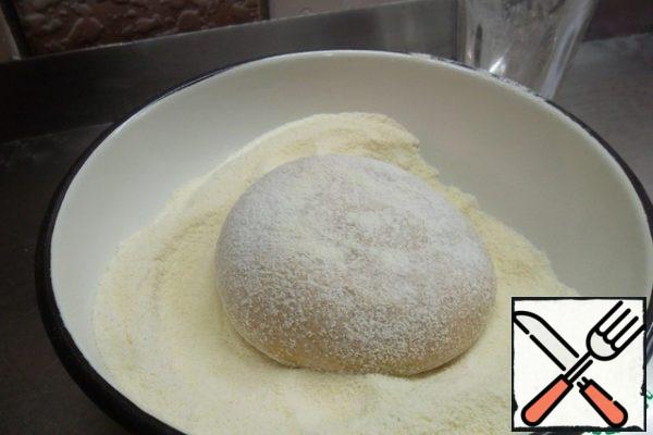 After a day or two, it's baking time! The workpiece is removed from the refrigerator and thoroughly bathed in the flour mixture. You can roll the dough on different mixtures. It is possible on whole-grain flour, it is possible on semolina, sometimes stretch on vegetable oil. I like it better on a mixture of semolina and flour. Give 30 minutes to warm up on the same mixture or on the table...