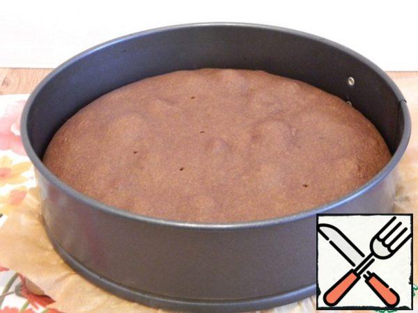 Put in a preheated oven to 190 degrees, after 5 minutes, reduce the temperature to 180 degrees. Bake the cake for 40-45 minutes until the skewer is dry.