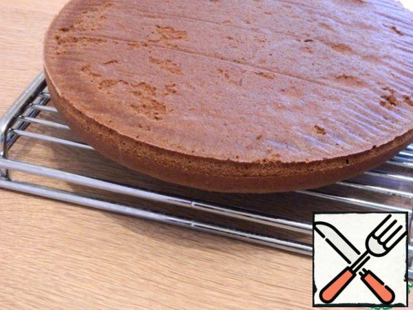 We take out the cake after 40-45 minutes, let it cool for 30 minutes, take it out of the ring and turn it over, that is, put the top on the grill and let it cool down again.