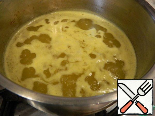 Put on the fire, as soon as the mixture boils, reduce the heat and cook for 1-2 minutes no more, and then the agar-agar will not work and the cream will not harden, remove from the heat.