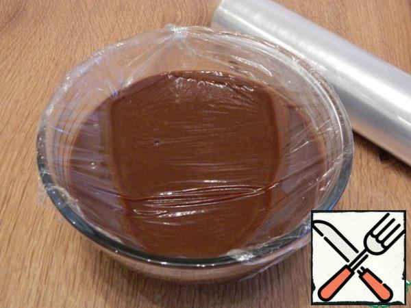 Pour the cream into a bowl, cover with a film in contact and put in the refrigerator for 40-50 minutes.