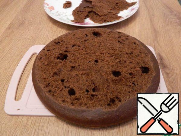 Cut the cake into two parts, the top is also slightly cut off from the pulp, align, as we will need a crumb for decoration.