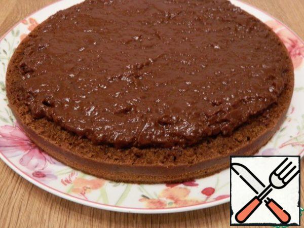 Smear it with cream, for the most part, it is well smeared on the surface, do not reach the edge of 1 cm.