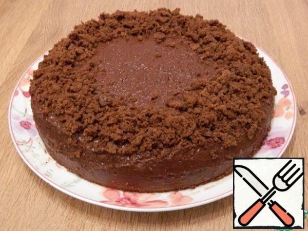 Crumbs sprinkle around the cake, you can side, if a lot of crumbs turned out, but do not put in the center, here we smear with icing.