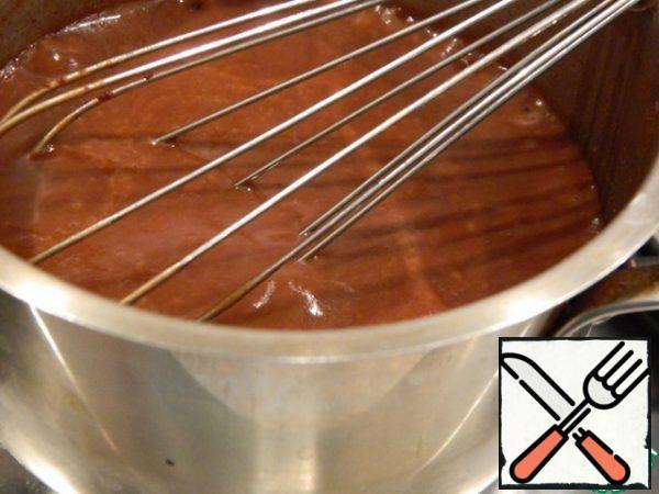 Continuously stirring with a whisk, we wait for the first bubbles to appear. As soon as they appear, remove the glaze from the fire. Allow 2 minutes to cool, the mixture thickens quickly. A couple of tablespoons of glaze set aside for decoration on top.