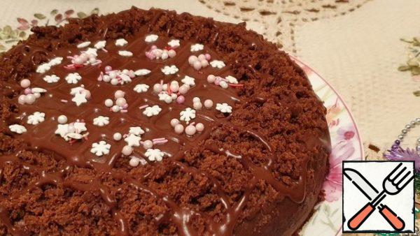 In a small bag, pour the glaze, cut off the edge and draw lines with the glaze. Prague lean cake is ready. Delicious chocolate cake with a pronounced orange-chocolate cream flavor.