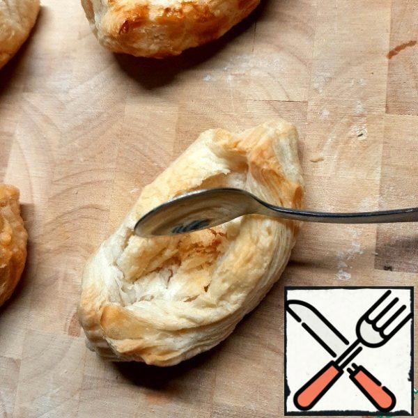 In the finished boats, make larger depressions with a teaspoon and fill with cheese filling.