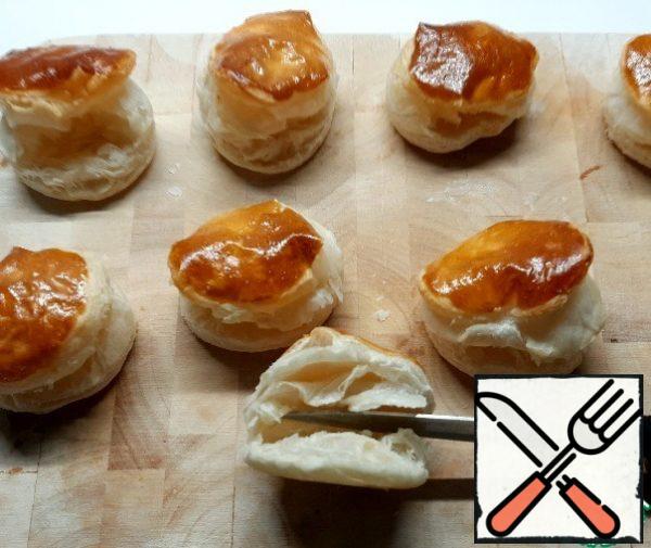 Cut the cooled pastries lengthwise with a knife, without touching the back wall.