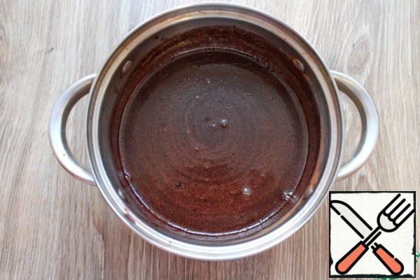 In a saucepan, add sugar, cocoa and mix. Add the butter and pour in the milk. Put everything on medium heat and bring to a boil. Cook until smooth. Remove from heat and cool to room temperature. In general, this can be done in advance, for example, in the evening, and in the morning will prepare a cake-cake.