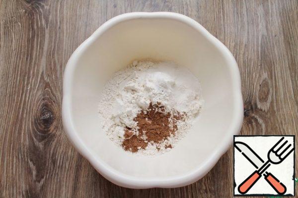 In a bowl, combine the flour, spices and baking soda. I have a special spice mix for gingerbread, you can add spices to your taste.