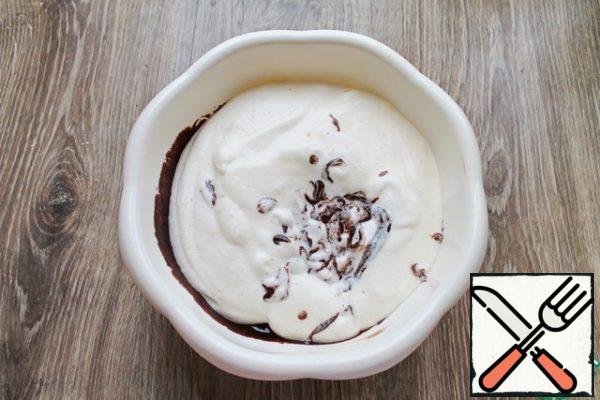 Put the beaten eggs in the dough and mix everything carefully, from bottom to top, until the dough is smooth.