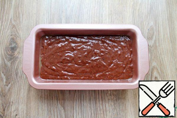 A baking dish, preferably round and with a hole in the middle and a diameter of 24 centimeters, I have for a cake 25*12 and a height of 8 centimeters, brush with vegetable oil and sprinkle with flour. Transfer the dough to it and smooth it out.