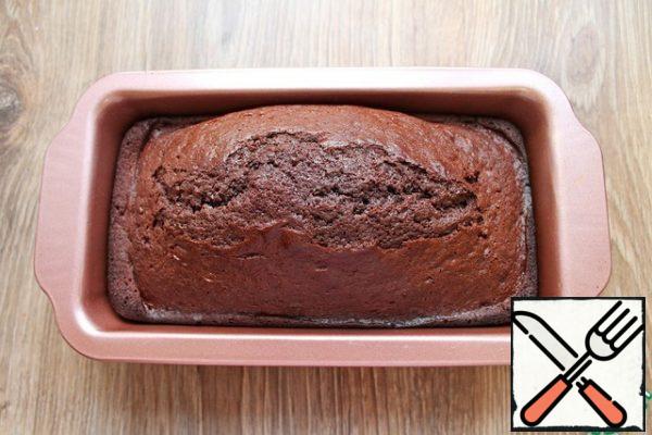 Place in a hot oven and bake for 40-50 minutes at 180 degrees, until the skewer is dry. Remove the mold from the oven and allow the cake to cool completely before removing it.