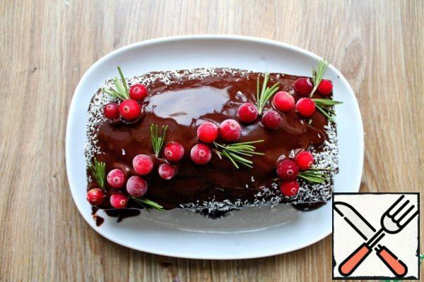 While the glaze is not frozen, decorate the surface. I did it with cranberries, coconut shavings and rosemary. Place in a cool place until the glaze is set.