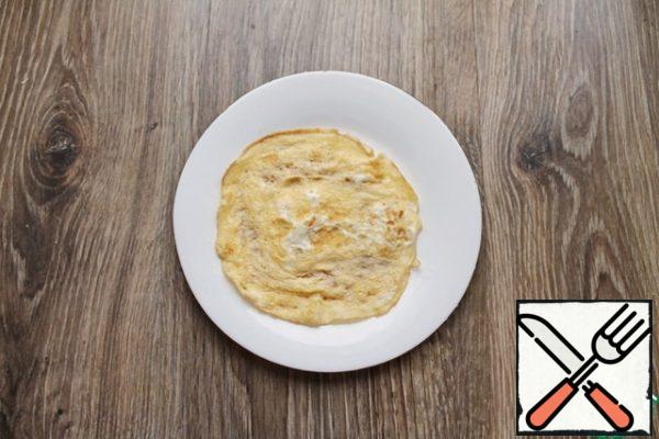 Break the eggs into a bowl, add salt and mix. Brush the pan with vegetable oil and bake three egg pancakes.