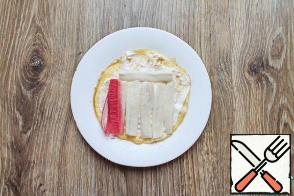 Unroll the crab stick and place it on the cheese layer. If the wand is torn, it's okay.