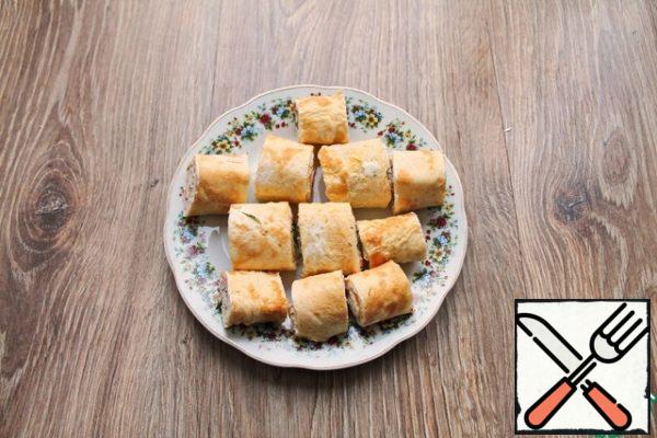 Roll the pancakes with the filling into tight rolls, cut into pieces.