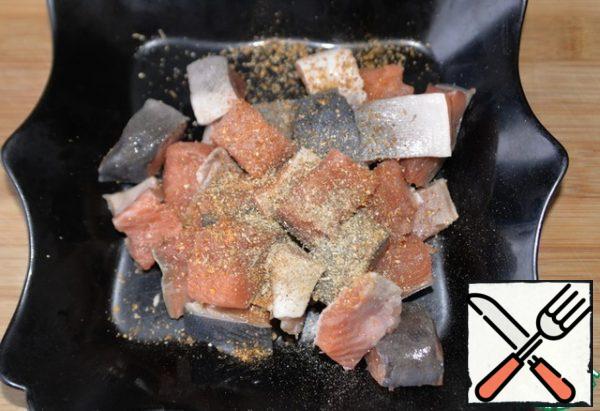 I prepared half the amount.
We clean the fish, I have pink salmon, cut into fillets, I leave the skin, you-at your discretion, cut into pieces 2 by 3 cm. Marinate the fish in salt, lemon juice, seasoning for fish and a mixture of peppers.