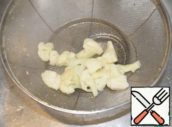 We take cauliflower. If fresh, then we disassemble the inflorescences. Boil in salted water. If fresh, then 5 minutes, if frozen, then 2 minutes. We throw it in a colander.
