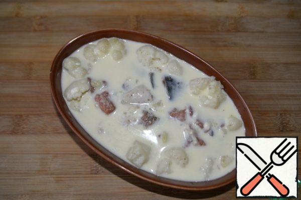 Fill the fish with cheese-cream-egg mass. Put in the oven at 200 degrees, bake until tender and golden brown for about 40 minutes.