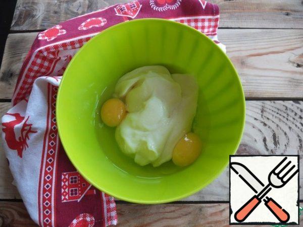 Beat the condensed milk, eggs and vanilla sugar with a mixer.