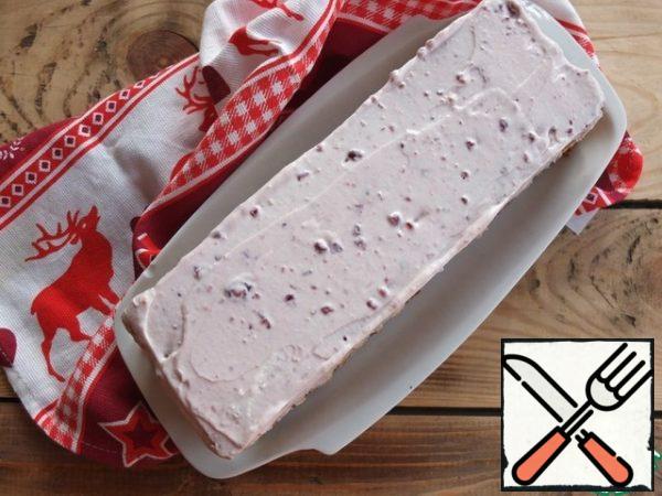 We smear one strip with the resulting cream, put the second one on top and smear it.
With the second part, we do the same.
We put it in the refrigerator for a few hours, preferably overnight.
