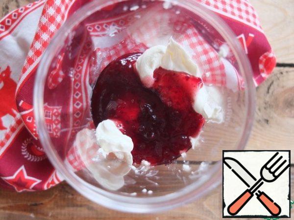 For the cream, mix the jam with sour cream, beat with a mixer until smooth.