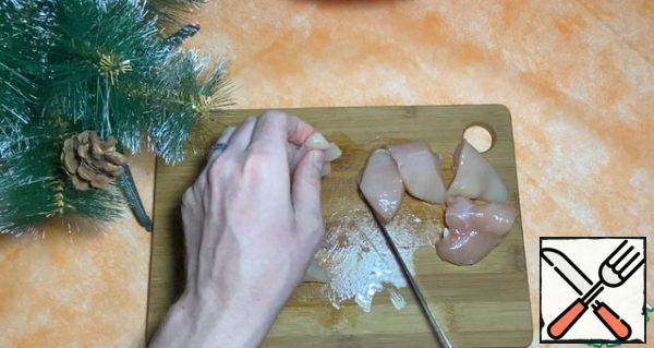 Cut the chicken breast into 5x4 pieces
