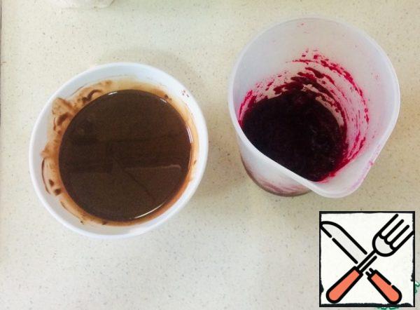 Melt the chocolate with butter (I did it in the microwave in 2 sets) and punch the beets with a blender in the puree