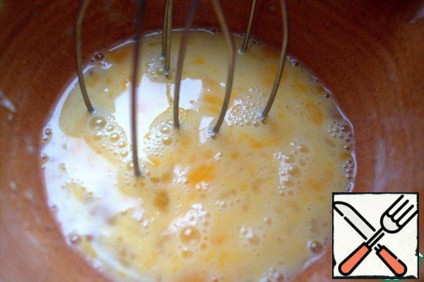 Separately beat the eggs.