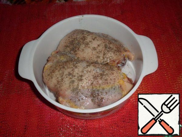Rub the chicken meat with salt and pepper.