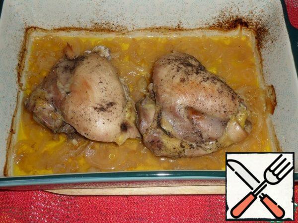 After an hour, remove the form with chicken meat from the oven. Remove the foil.