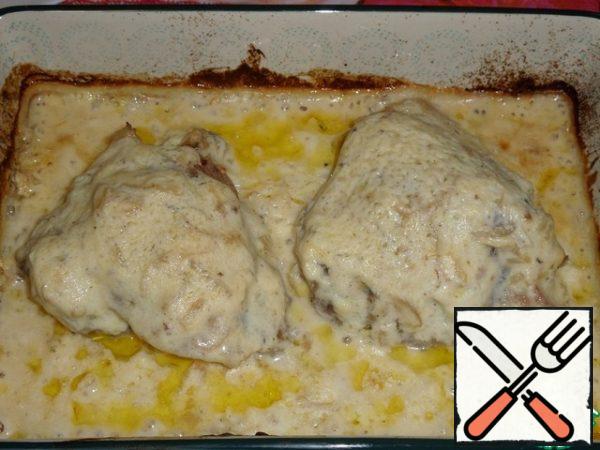 Remove the mold from the oven. Pour a thick sauce over the chicken meat. Return to the oven for another 5 minutes. Then remove the mold from the oven.