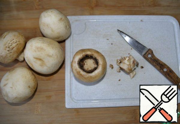 Mushrooms are thoroughly washed, dried. Cut out the leg.