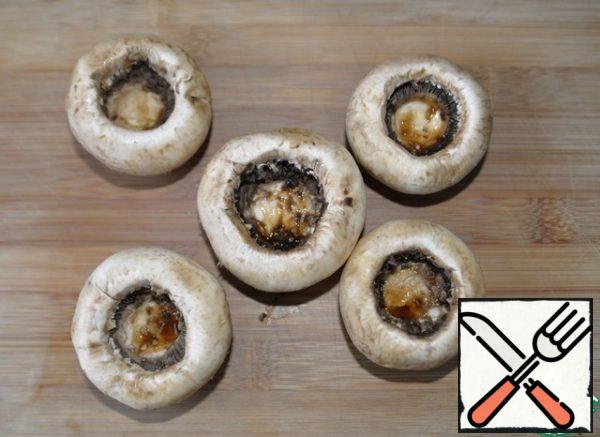 Lubricate the inside with soy sauce, set aside.